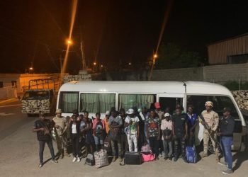 CESFRONT DETIENE MINIBÚS CON 19 INDOCUMENTADOS EN DAJABON.