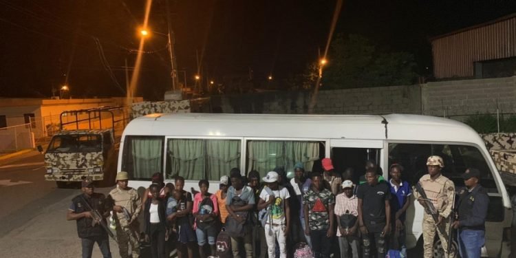 CESFRONT DETIENE MINIBÚS CON 19 INDOCUMENTADOS EN DAJABON.