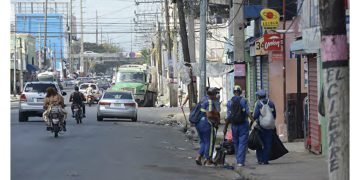 Entre basura,bebida, y calles vacías quedó el Gran Sto. Dgo.