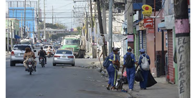 Entre basura,bebida, y calles vacías quedó el Gran Sto. Dgo.