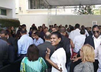 Personas hacen filas en Funglode para felicitar a Leonel por su cumpleaños