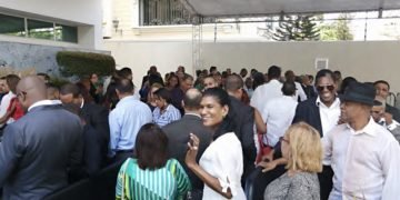 Personas hacen filas en Funglode para felicitar a Leonel por su cumpleaños