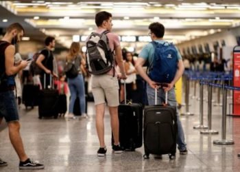Otro golpe al turismo dominicano: Argentina encarece viajes al exterior con un impuesto del 30%