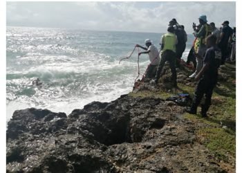 Autoridades rescatan hombre de las aguas del mar Caribe