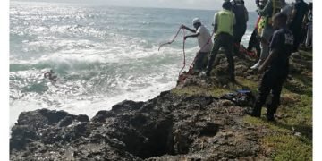 Autoridades rescatan hombre de las aguas del mar Caribe