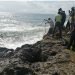 Autoridades rescatan hombre de las aguas del mar Caribe