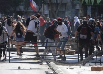 Ni el calor ni la Navidad sofocan las protestas de los viernes en Chile