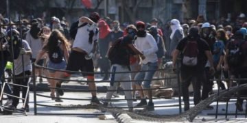 Ni el calor ni la Navidad sofocan las protestas de los viernes en Chile
