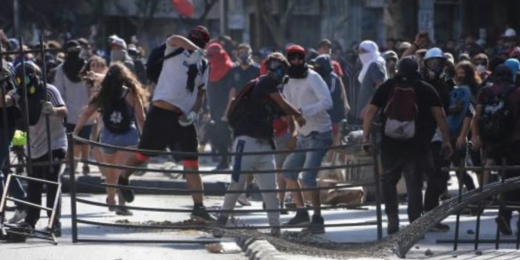 Ni el calor ni la Navidad sofocan las protestas de los viernes en Chile