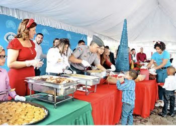 Cedeño comparte con 605 niños huérfanos