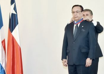 Valdez Albizu es condecorado por gobierno de Chile