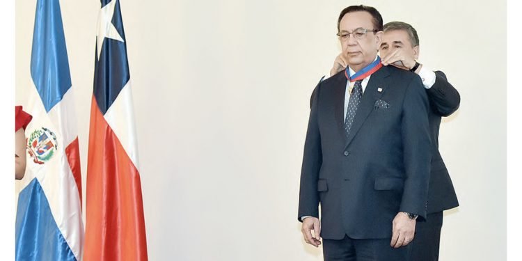 Valdez Albizu es condecorado por gobierno de Chile