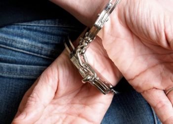Mujer amarra de un árbol a sus hijos desnudos en La Vega