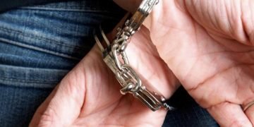 Mujer amarra de un árbol a sus hijos desnudos en La Vega