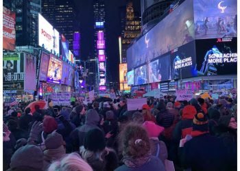 Miles de personas piden el juicio político contra Trump en Times Square de Nueva York