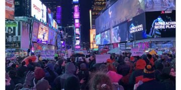 Miles de personas piden el juicio político contra Trump en Times Square de Nueva York