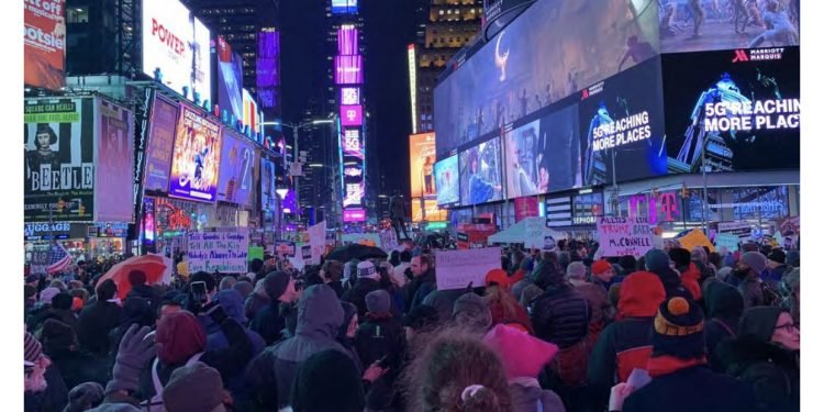 Miles de personas piden el juicio político contra Trump en Times Square de Nueva York