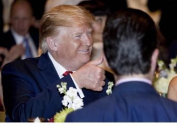Los Trump desean “feliz Navidad” a todos