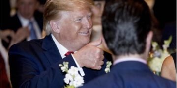 Los Trump desean “feliz Navidad” a todos