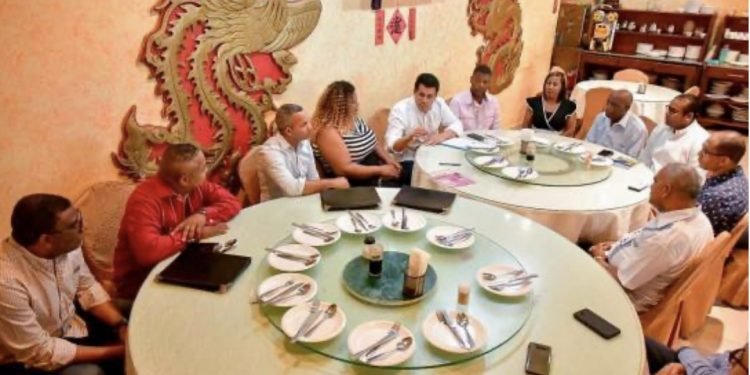 Alcalde David Collado se reúne con buhoneros para tratar caos de la Duarte con París