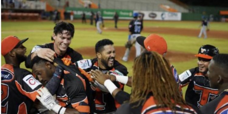 Toros aprovechan los errores del Licey y ganan por ocasión número 11 en forma corrida