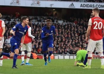 Chelsea vence al Arsenal con remontada en minutos finales