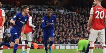 Chelsea vence al Arsenal con remontada en minutos finales