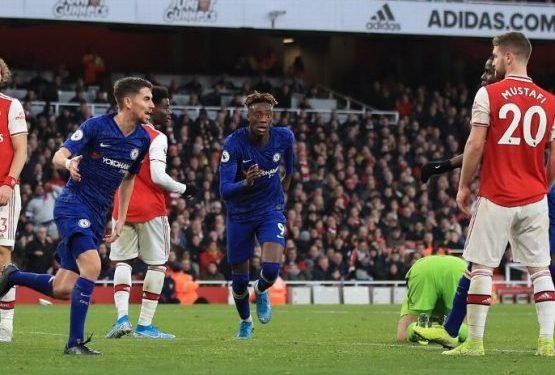 Chelsea vence al Arsenal con remontada en minutos finales