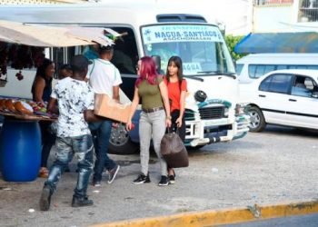 Flujo de pasajeros no fue masivo en paradas de autobuses Santiago