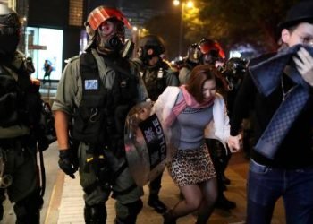 Hong Kong recibió la Navidad en una noche plagada de violencia