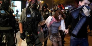 Hong Kong recibió la Navidad en una noche plagada de violencia