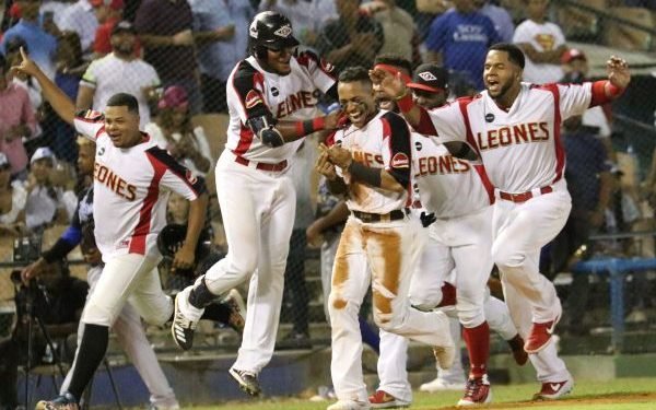 Toros vencen a las Aguilas y asumen liderato; Leones disponen del Licey