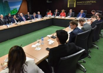 Misión francesa interesada en invertir en RD visita gobernador del Banco Central