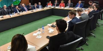 Misión francesa interesada en invertir en RD visita gobernador del Banco Central