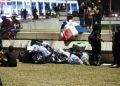 Muestra de civismo: antes de marcharse, manifestantes recogieron la basura en la Plaza de la Bandera