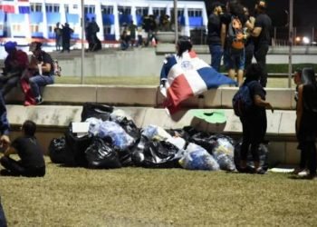 Muestra de civismo: antes de marcharse, manifestantes recogieron la basura en la Plaza de la Bandera