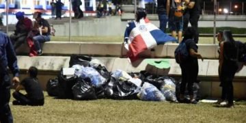 Muestra de civismo: antes de marcharse, manifestantes recogieron la basura en la Plaza de la Bandera