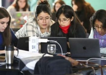 Las mujeres, pioneras en tecnología, pero lejos de liderar el sector