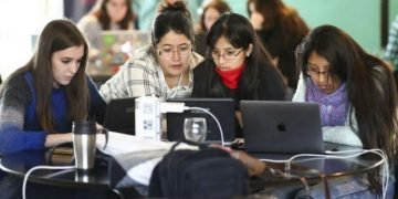 Las mujeres, pioneras en tecnología, pero lejos de liderar el sector