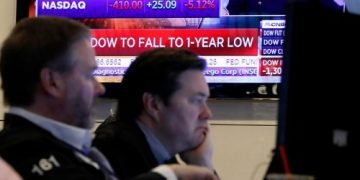 Lunes negro en los mercados; detiene operaciones Wall Street