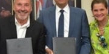 Ricardo Montaner y el Ministro de Educación construirán una escuela en Samaná.