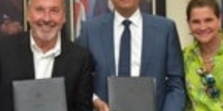 Ricardo Montaner y el Ministro de Educación construirán una escuela en Samaná.