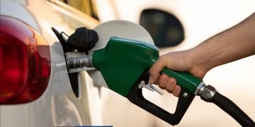 A partir de la media noche de hoy, bajan los precios de todos los combustibles