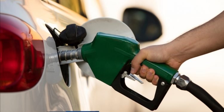 A partir de la media noche de hoy, bajan los precios de todos los combustibles