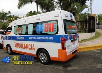 Colocan una ambulancia en un centro de votación en Santiago