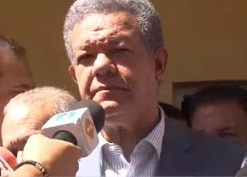 Leonel acude a ejercer su derecho al voto