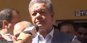 Leonel acude a ejercer su derecho al voto