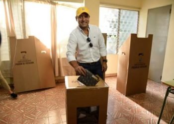 Abel Martínez vota y asegura que las encuestas a boca de urna le favorecen con más de 20 puntos