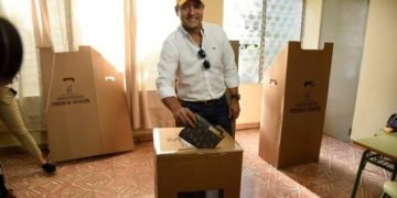 Abel Martínez vota y asegura que las encuestas a boca de urna le favorecen con más de 20 puntos
