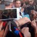 Esta vez Gonzalo Castillo fue a votar con una multitud que le vitoreó